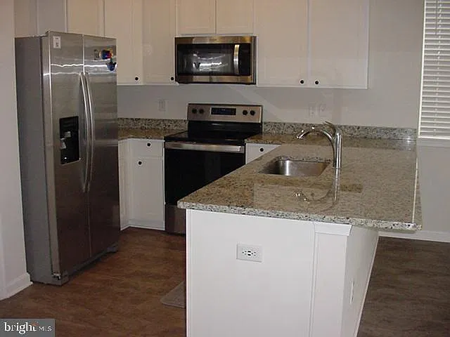 3 bed, 2.5 bath, 1657 sqft, $1,585 — Photo 3