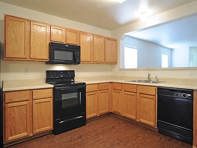 4 bed, 2.5 bath, 2104 sqft, $1,870 — Photo 2