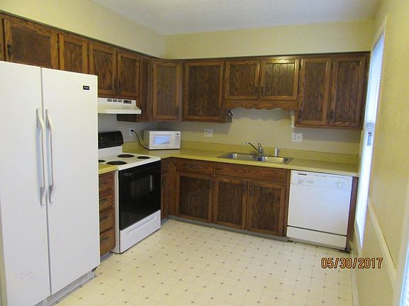 2nd image of 2205 Greenbriar Cir APT 3