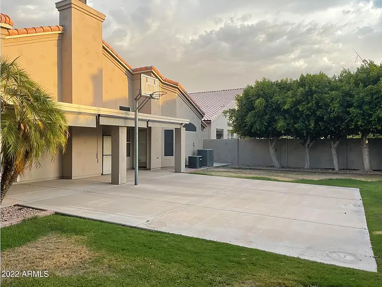 Basketball courtyard in the backyard.