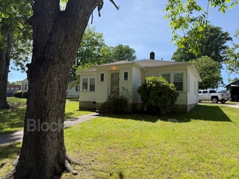 1st image of 712 S Main St