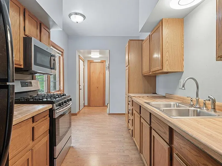 216 Belvidere St E — Photo 4