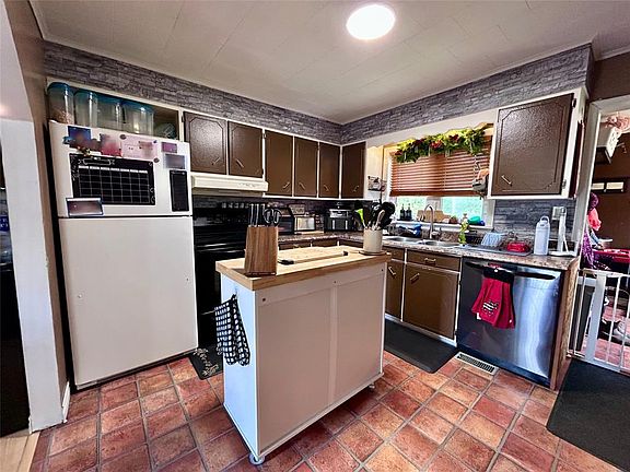 3rd image of 14 Riverhead Road