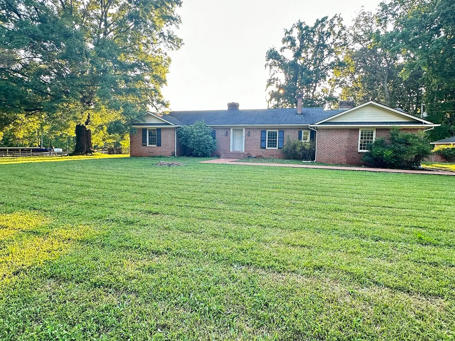3 bed, 2.5 bath, 2420 sqft, $2,600 — Photo 2
