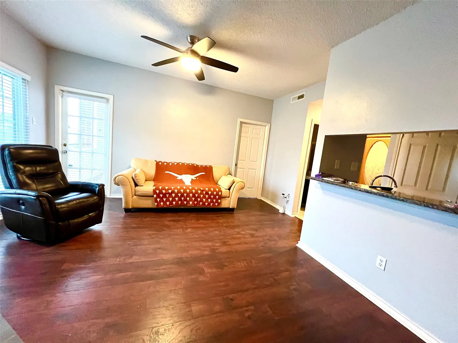 2 bed, 2.0 bath, 842 sqft, $2,350 — Photo 3