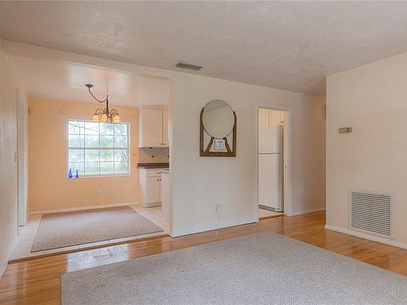 3rd image of 907 N Garfield Ave
