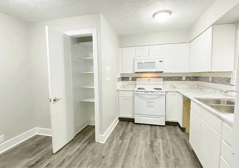 Fontainebleau Apartments — Photo 4