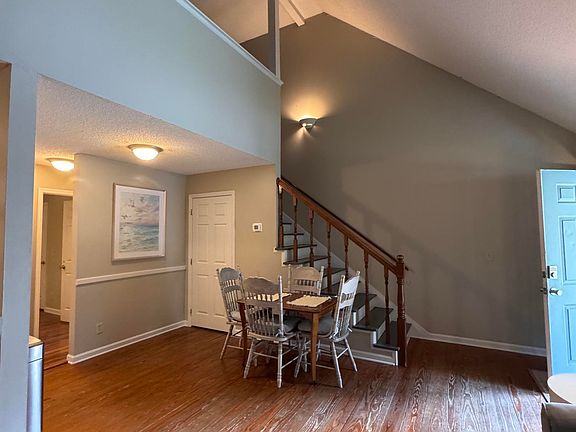 5th image of 641 College St