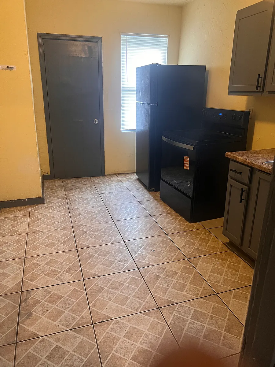 Building Photo - 4045 Shreve Ave #2F