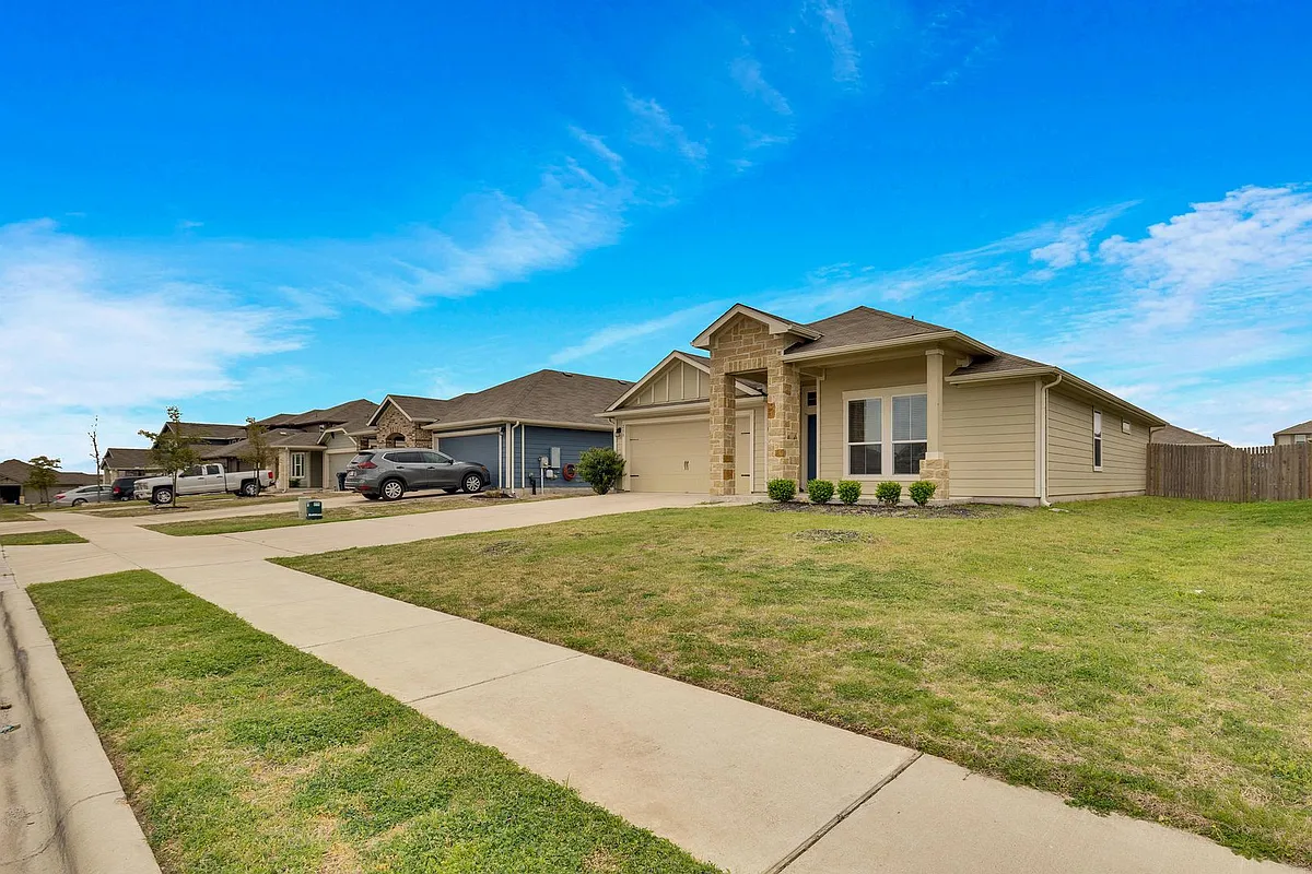 Building Photo - 208 Garcitas Creek Ln