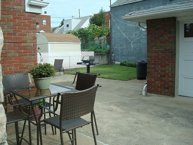 Beautiful backyard...w/gas grill