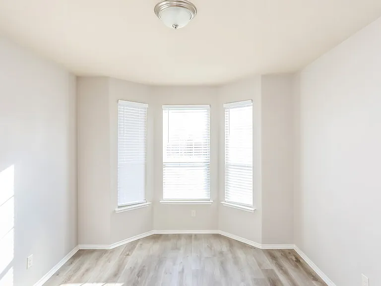 313 Haywood Cir — Photo 9