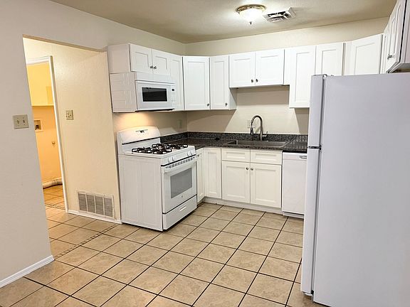 3rd image of 1113 Chelwood Park Blvd NE APT 1