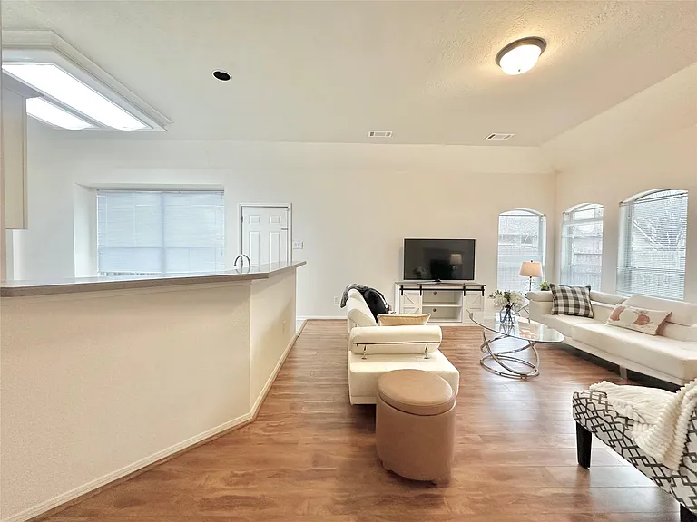 4903 Falls Cir — Photo 7