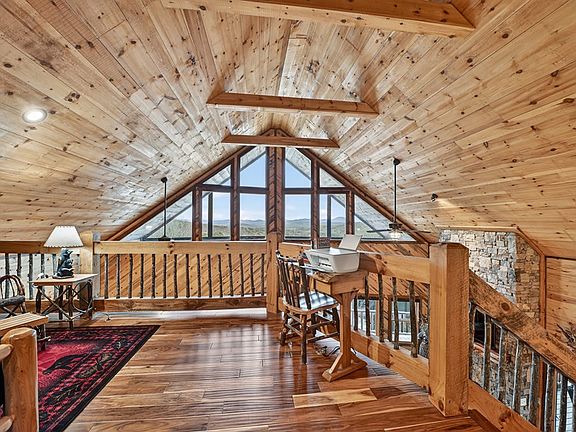 3rd image of 467 Deer Crest Rd