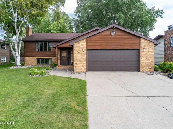 1709 S 35th St, Grand Forks, ND 58201