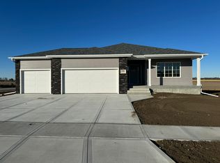 3301 Shadow Rdg, Hastings, NE 68901
