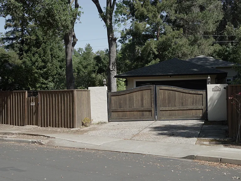 Front Gated Eneratnce