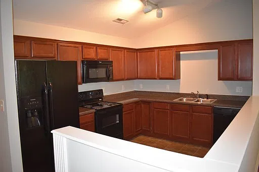 Large 2BR, Condo w/2Ba, 2 Car Garage Peaceful Neighborhood — Photo 3
