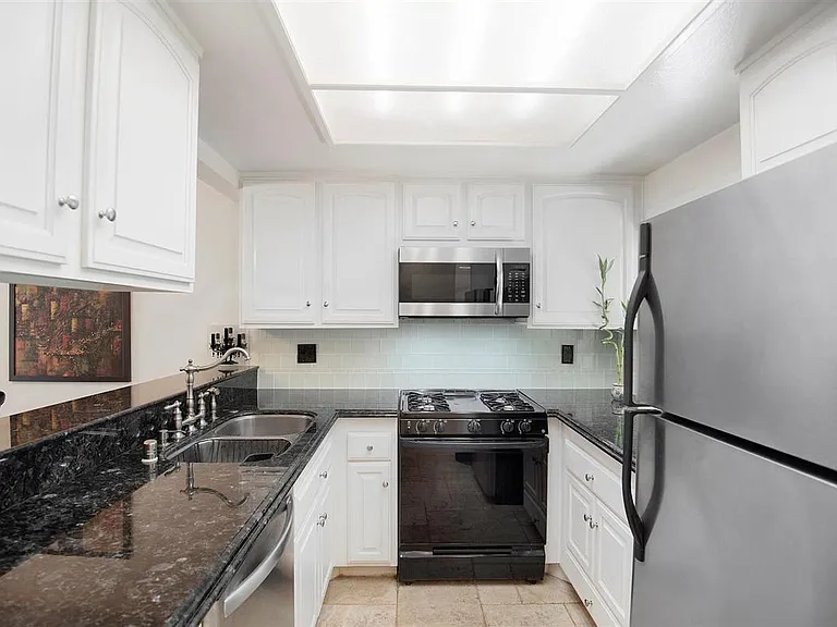 5760 Owensmouth Ave — Photo 6