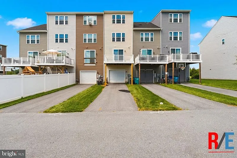 3 bed, 5.0 bath, 1600 sqft, $2,850 — Photo 2