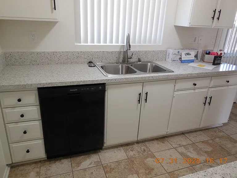 Pointe Newport Apartments — Photo 9