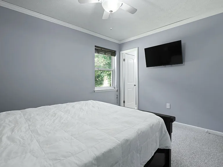 226 Larchmont Dr — Photo 29