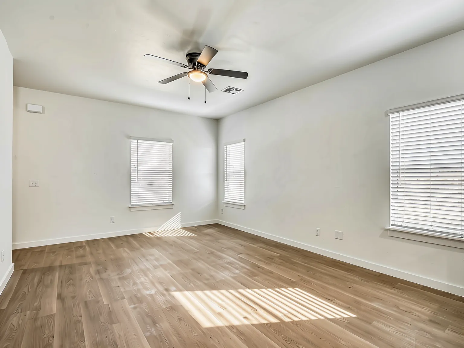 3 bed, 886 sqft, $1,095 — Photo 4