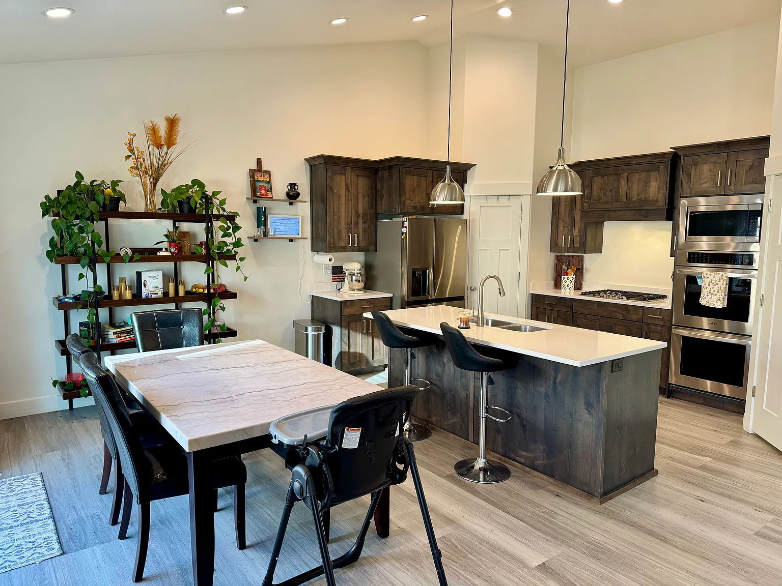 5 bed, 3300 sqft, $3,550 — Photo 3