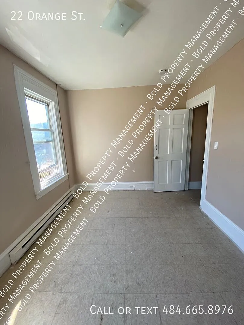 4 bedroom single family home in Reading — Photo 3