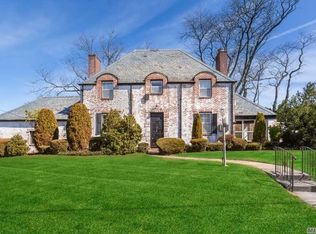 28-43 216th St, Bayside, NY 11360