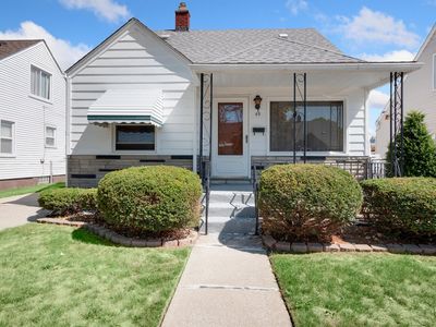 69 Cleveland St, Trenton, MI, 48183