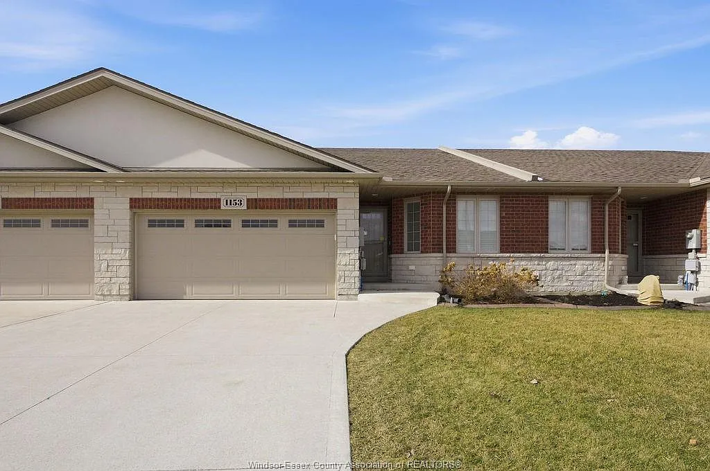 1153 Bridalfalls Cres photo 1