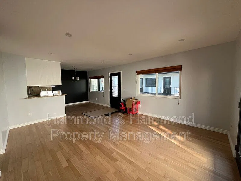 2 bed, 1.0 bath, $2,700 — Photo 2