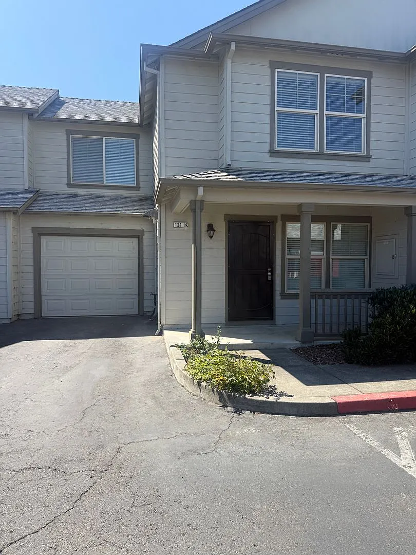 121 Healdsburg Ave — Photo 2