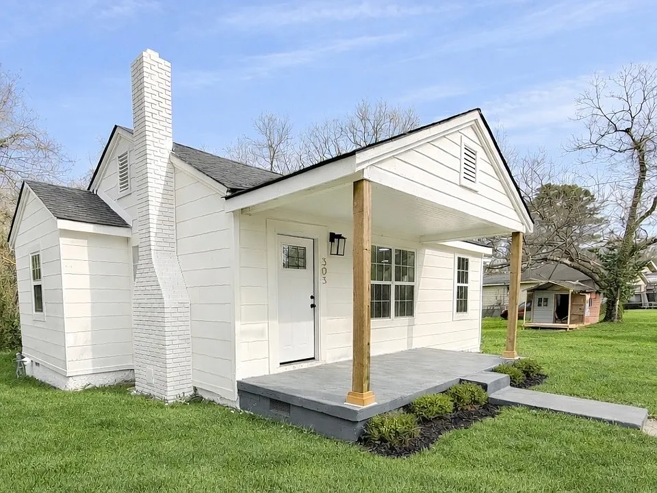 303 Lombardy Ln