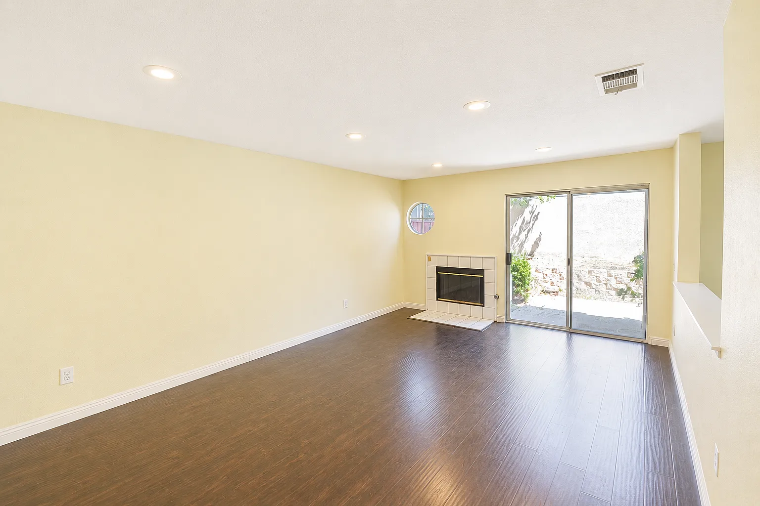 3 bed, 2.5 bath, 1400 sqft, $3,100 — Photo 3