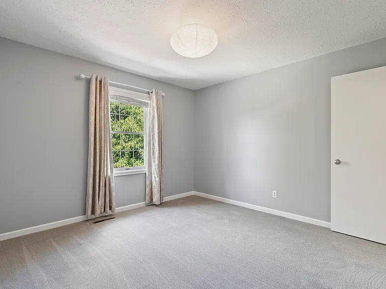 4690 Lindbergh Dr — Photo 33