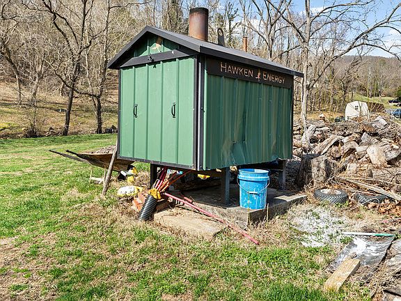 4th image of 121 Branch Rd