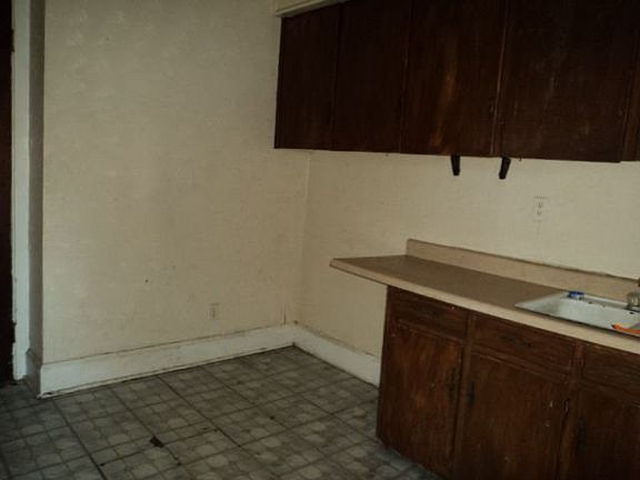 5th image of 318 W 3rd St