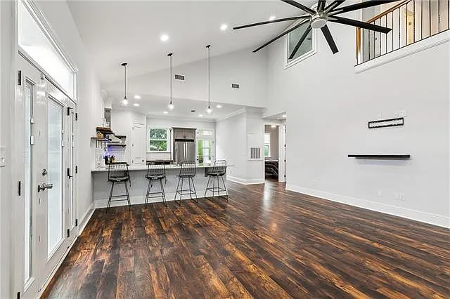 2 bed, 2.5 bath, 1800 sqft, $2,000 — Photo 2