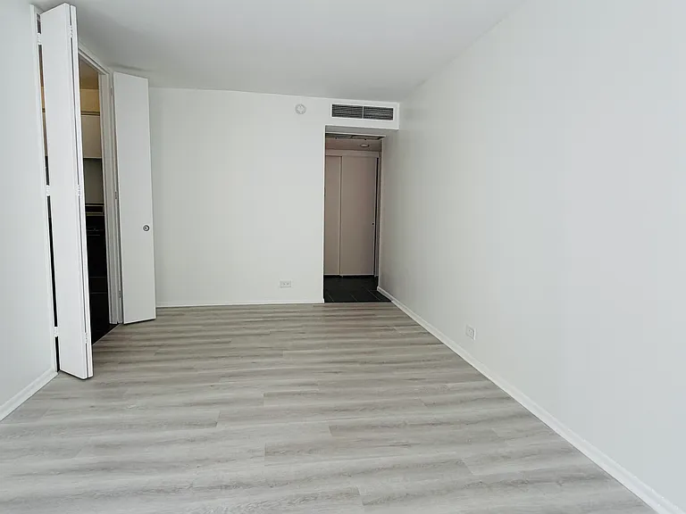 260 E Chestnut St #714 — Photo 7