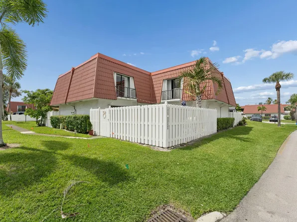 1425 Oxford Lane, Boynton Beach, FL 33426