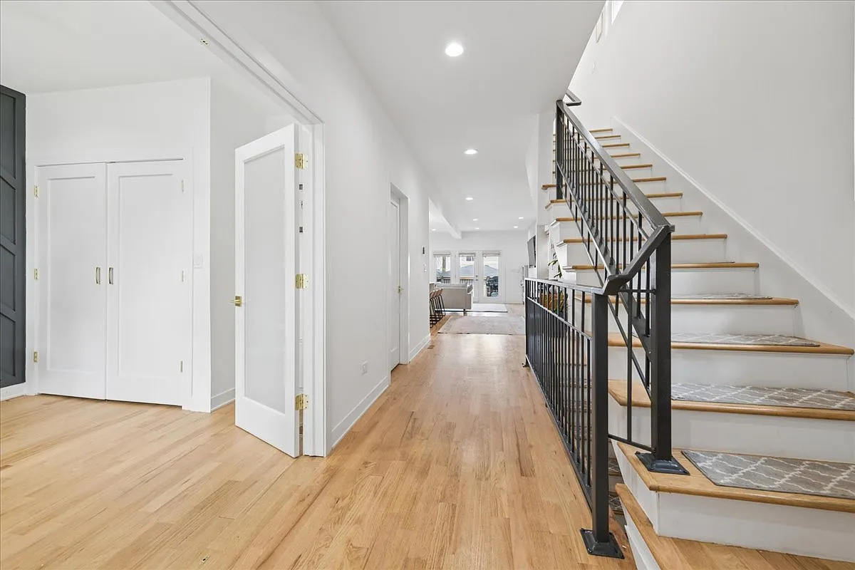 Building Photo - 3424 W Beach Ave