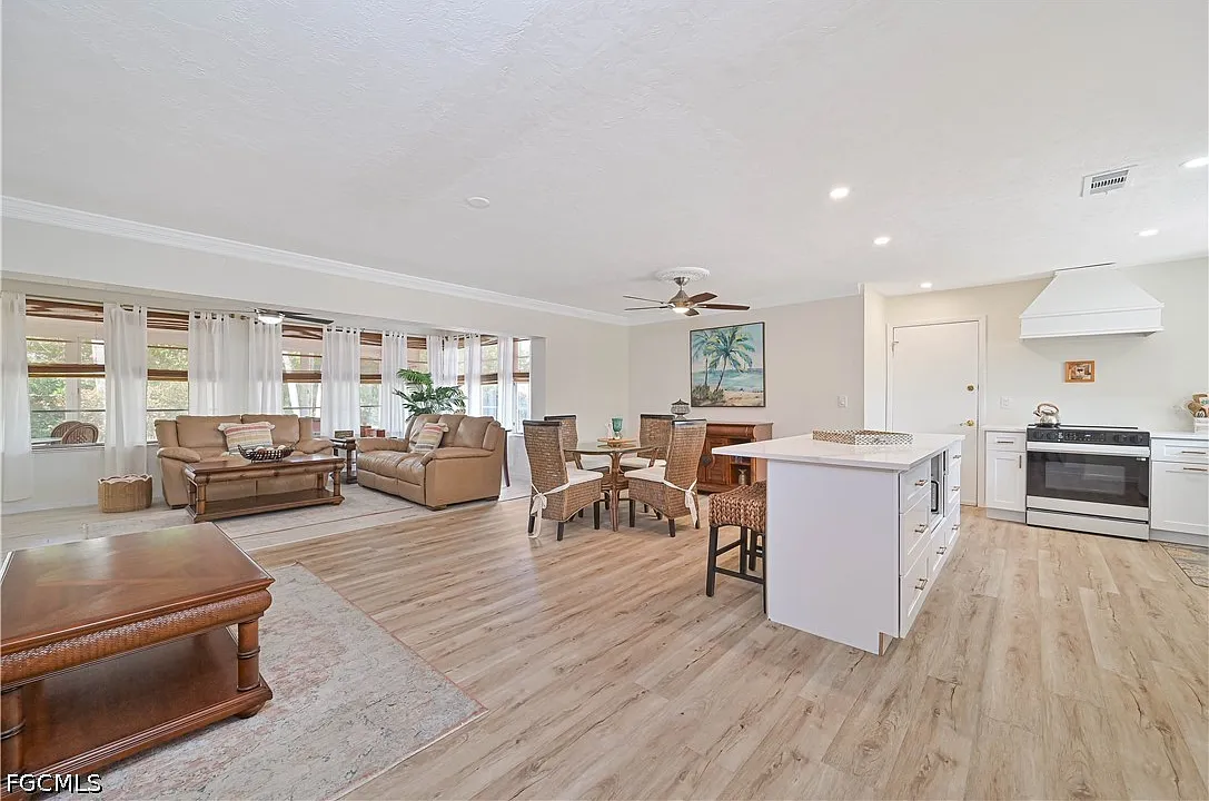 3 bed, 2.0 bath, 1329 sqft, $3,400 — Photo 1