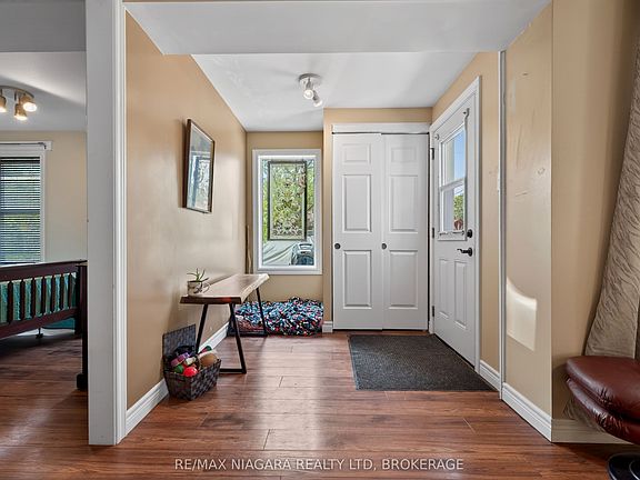 4th image of 18 1/2 Willow St