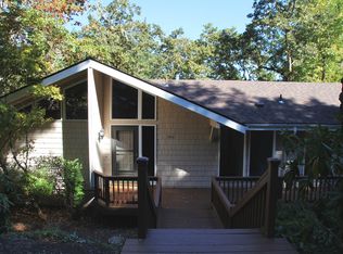 566 Brookside Dr, Eugene, OR 97405