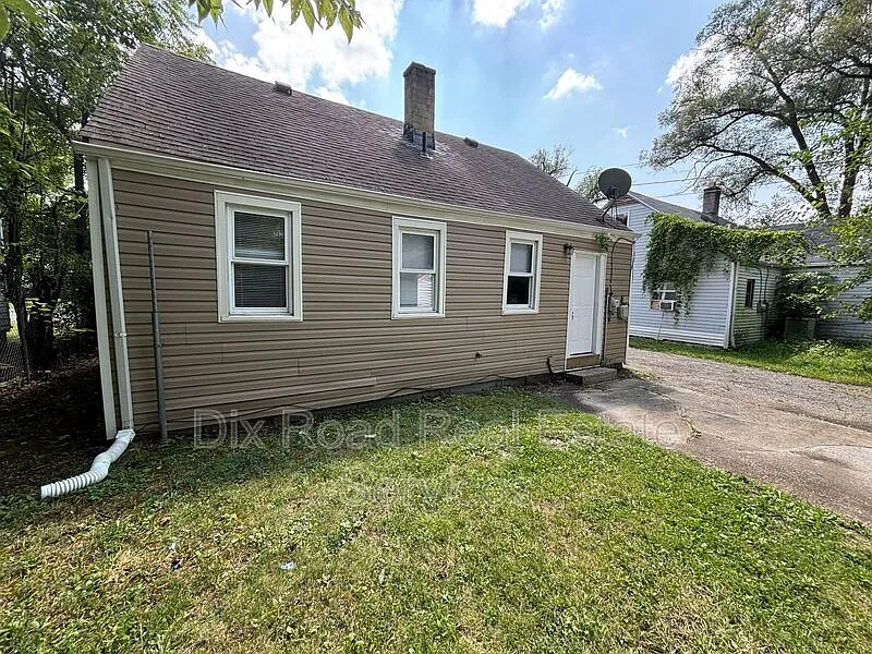 3 bed, 1.0 bath, 1015 sqft, $1,050 — Photo 3