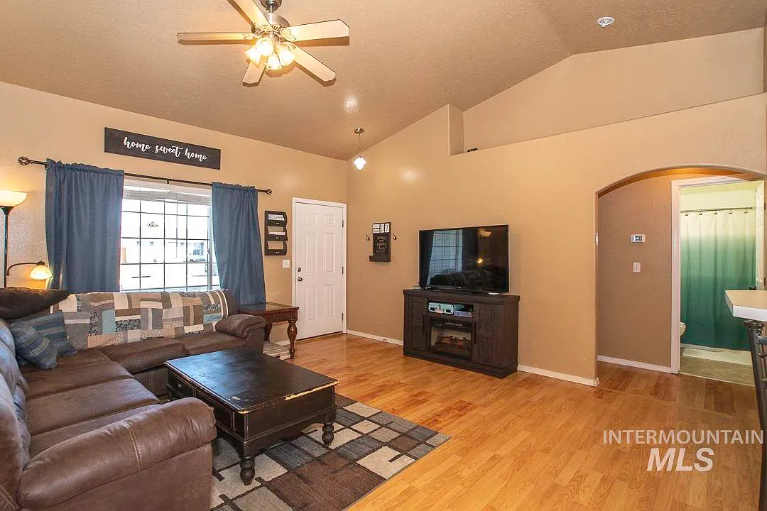 3 bed, 1042 sqft, $1,995 — Photo 2