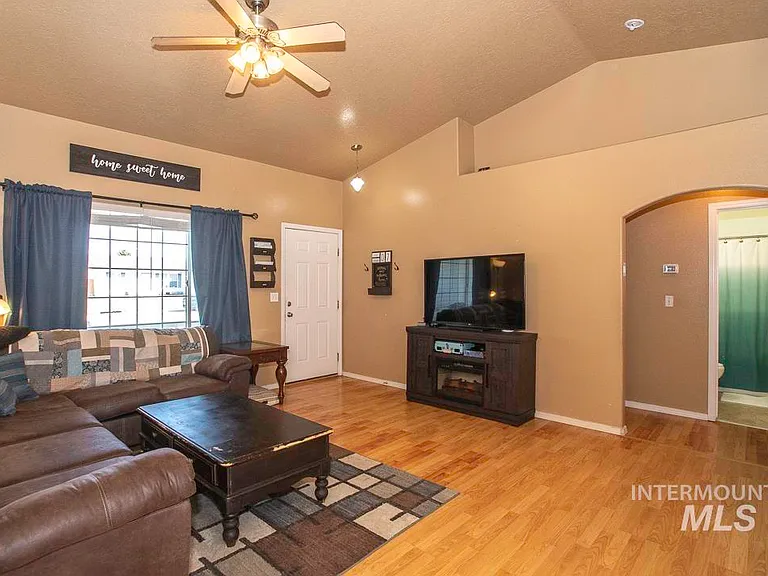 3924 Lexington St — Photo 2